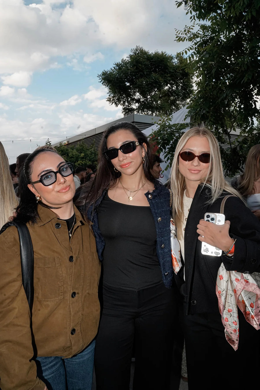 Drei Freundinnen auf einer Rooftop-Party